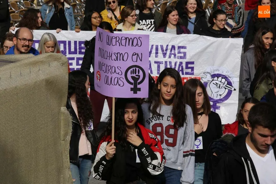 Foto 3 - Estudiantes salmantinos se manifiestan para exigir la eliminaci&oacute;n del machismo en las aulas