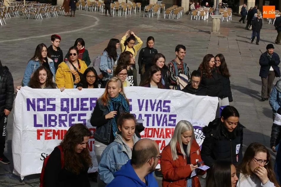 Foto 2 - Estudiantes salmantinos se manifiestan para exigir la eliminaci&oacute;n del machismo en las aulas