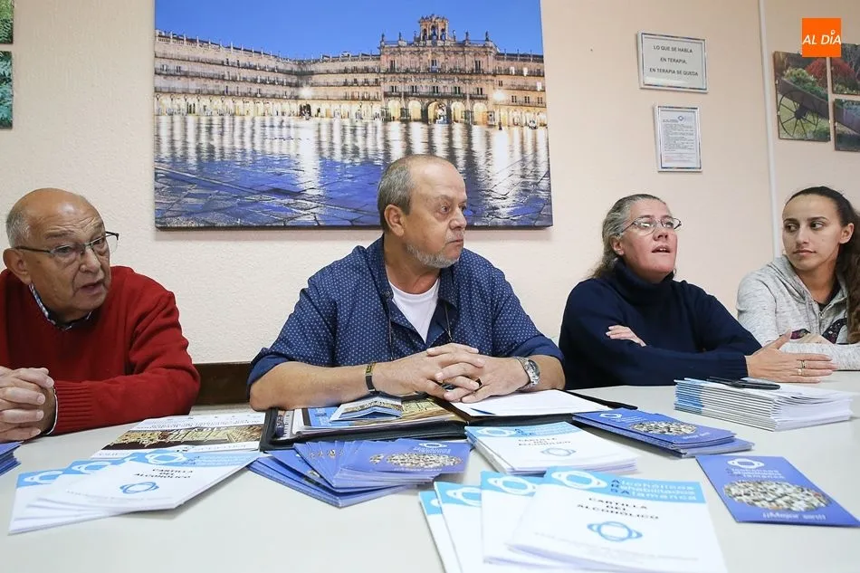 De izq. a dcha., Rafael Barés, vocal de la asociación; Antonio Cruz, presidente; María Moya, trabajadora social; y Montaña Mendoza, alumna en prácticas. Fotos: Alberto Martín