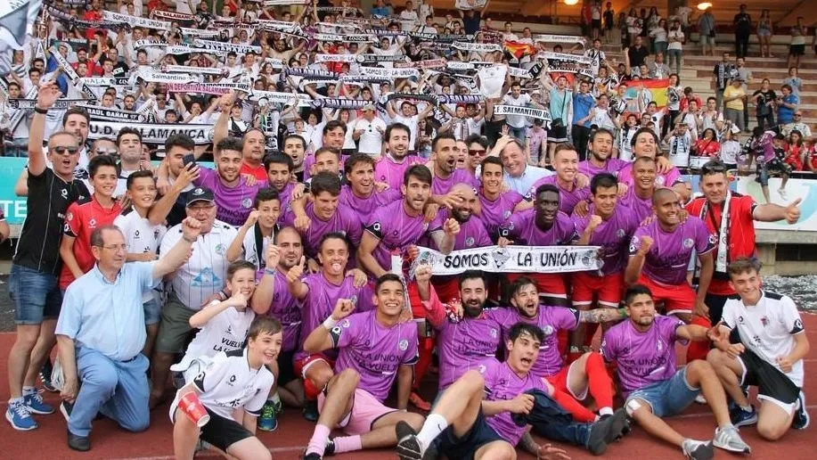 La plantilla celebra con centenares de charros el ascenso en Compostela. Foto: www.salamancacfuds.com