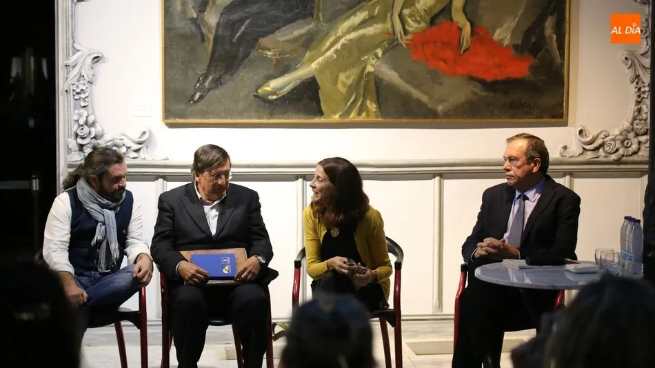 Raúl de Tapia y Joaquín Araújo (Izquierda) durante su encuentro literario en la Casa Lis / Foto: Alberto Martín.