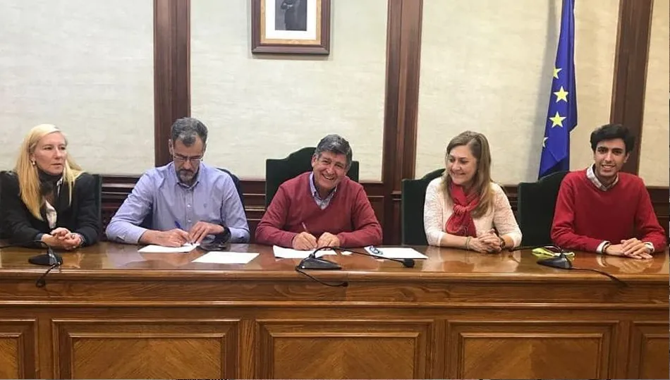 El alcalde, Alejo Riñones firma el convenio de colaboración con Antonio Hernández, presidente de la Cámara de Comercio de Béjar