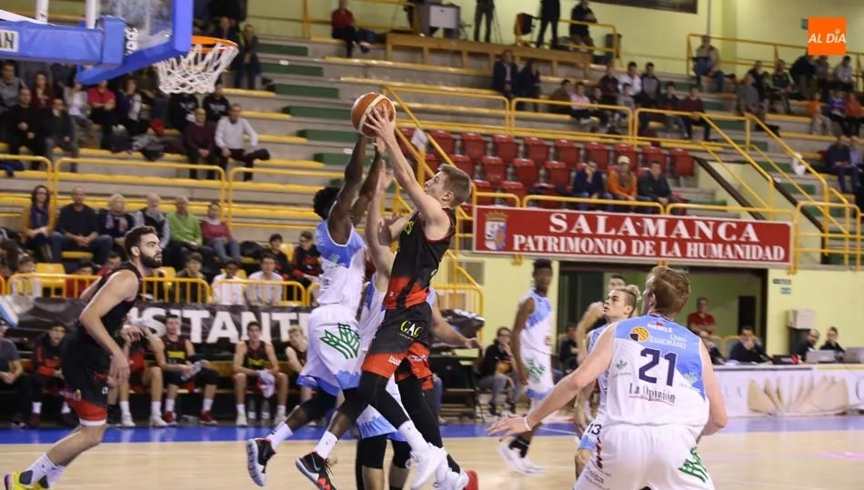 Una acción del encuentro disputado en el pabellón de Würzburg. Fotos: Alberto Martín