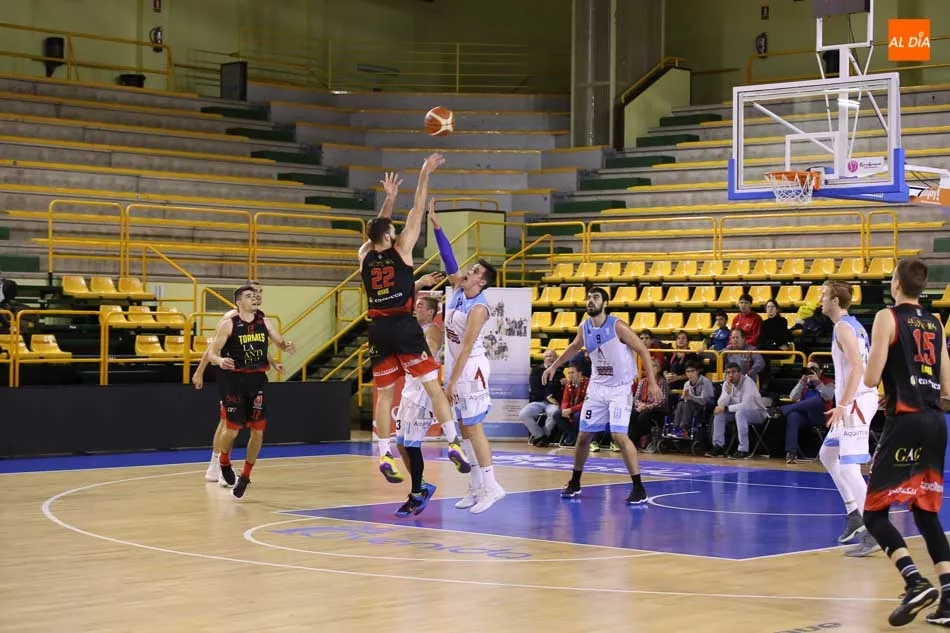 Foto 8 - El Queser&iacute;a La Antigua doblega al l&iacute;der tras remontar seis puntos en el &uacute;ltimo minuto y forzar...