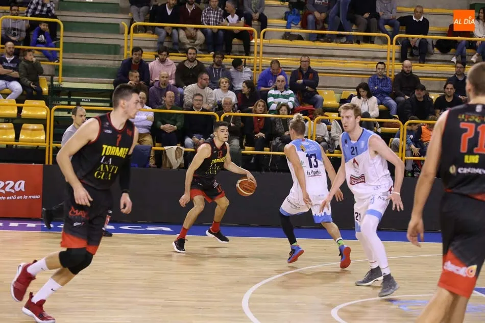 Foto 6 - El Queser&iacute;a La Antigua doblega al l&iacute;der tras remontar seis puntos en el &uacute;ltimo minuto y forzar...