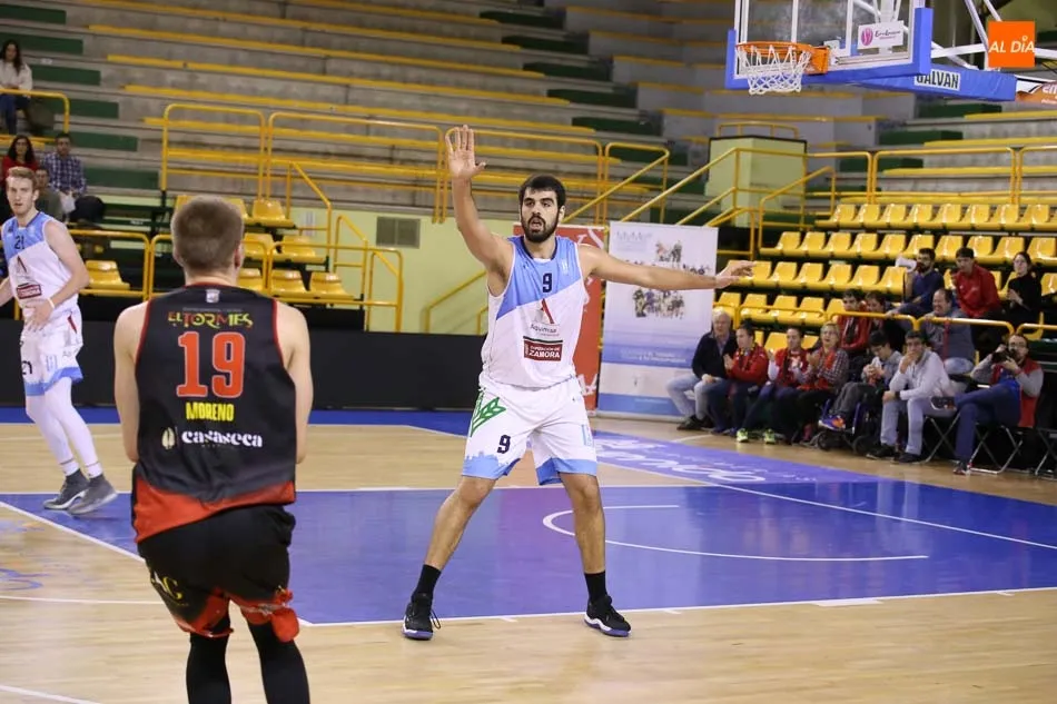 Foto 4 - El Queser&iacute;a La Antigua doblega al l&iacute;der tras remontar seis puntos en el &uacute;ltimo minuto y forzar...