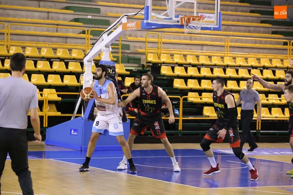 Foto 3 - El Queser&iacute;a La Antigua doblega al l&iacute;der tras remontar seis puntos en el &uacute;ltimo minuto y forzar...
