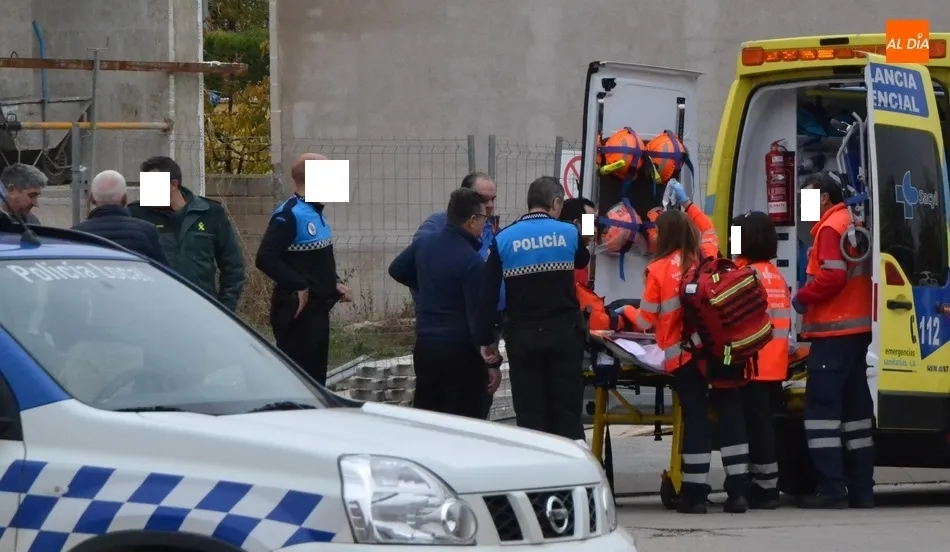 Momento en que el herido es introducido en el vehículo sanitario