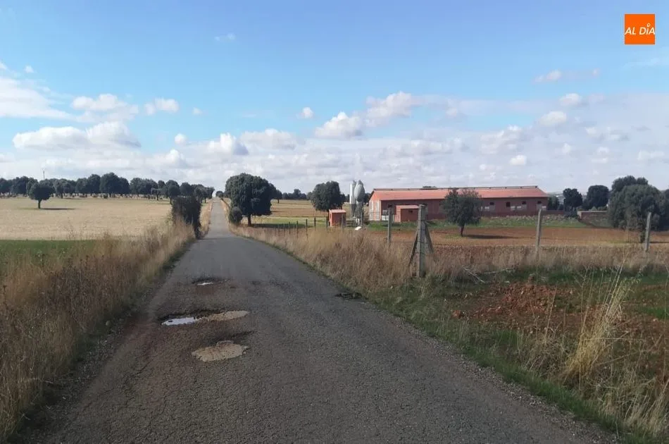Las fotografías, enviadas por los propios vecinos, muestran el estado de la vía