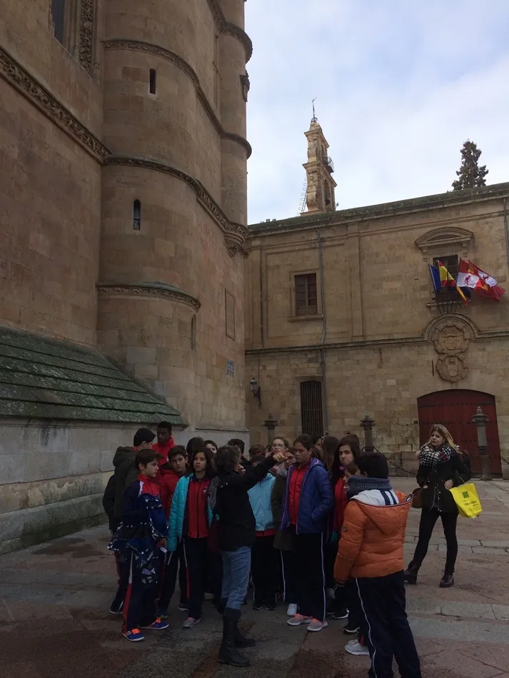 Foto 2 - Alumnos del colegio Padres Trinitarios disfrutan una visita guiada en ingl&eacute;s por el casco...