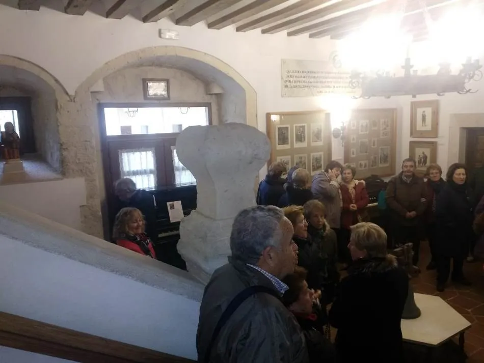 Foto 2 - Los alumnos de la Universidad de la Experiencia entonan La Campana Gorda en Urue&ntilde;a  