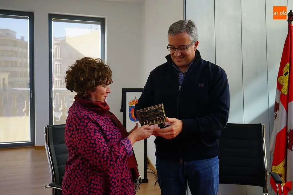 Foto 6 - Encarnaci&oacute;n P&eacute;rez visita Guijuelo para tratar sobre futuros proyectos municipales y...