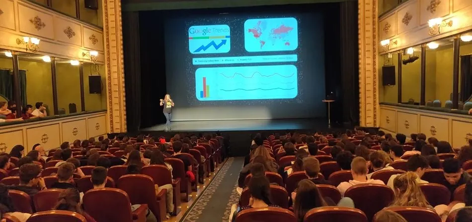 Foto 2 - Los alumnos del Colegio San Juan Bosco disfrutan del espect&aacute;culo Stat Wars: El despertar de los...