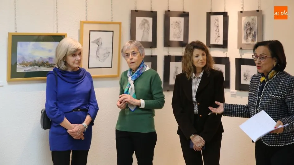 La alcaldesa, Lourdes Villoria (derecha), junto a tres de las artistas. Fotos: Alberto Martín