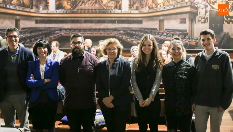 Los responsables se hacen una foto para SALAMANCArtv AL DÍA con todo el aula al fondo. Fotos: Alberto Martín