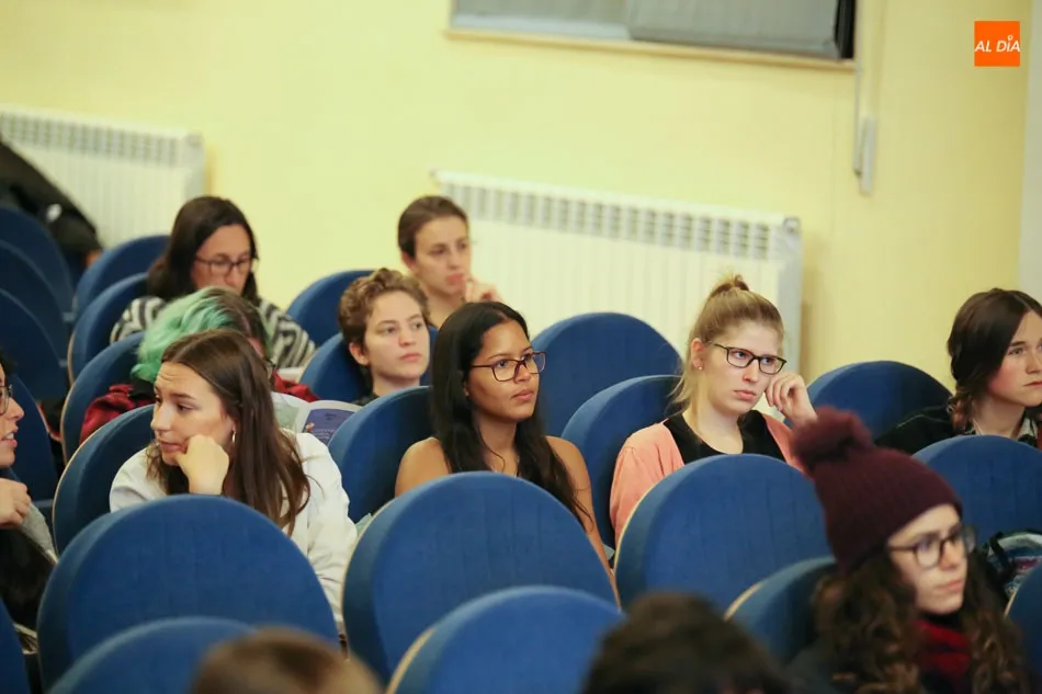 Foto 10 - Las lecturas literarias en distintos idiomas llegan a la Facultad de Traducci&oacute;n y Documentaci&oacute;n