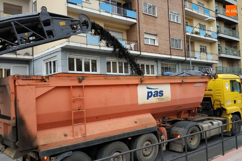 Foto 2 - Con un coste de cerca de 527.000 &euro; se est&aacute;n asfaltando unos 40.000 m2 de calles   