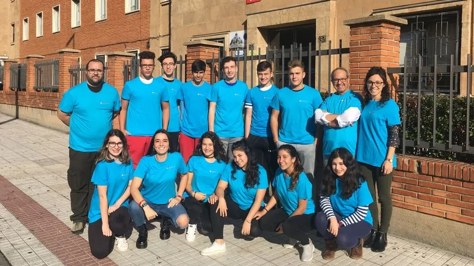 Foto de grupo de los alumnos que participan en el programa junto a sus responsables.