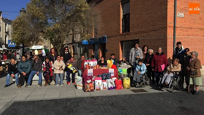 Acopedis organizaba este jueves la I Operación Saco a beneficio de dos protectoras de animales de la zona