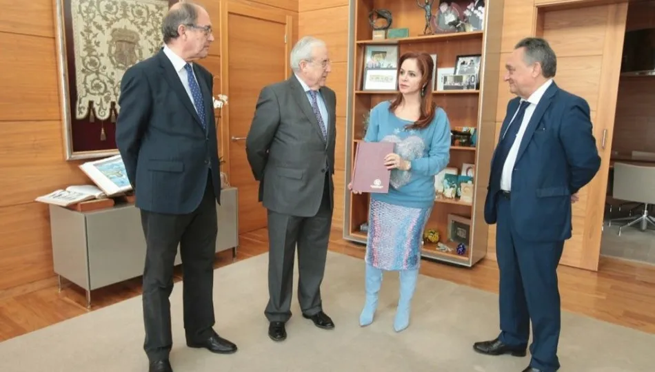 La presidenta de las Cortes, Silvia Clemente, ha recibido del presidente del Consejo de Cuentas, Jesús Encabo, y de los consejeros Miguel Ángel Jiménez y Emilio Melero, la Memoria de Actividades del 2017. Foto consejodecuentas.es