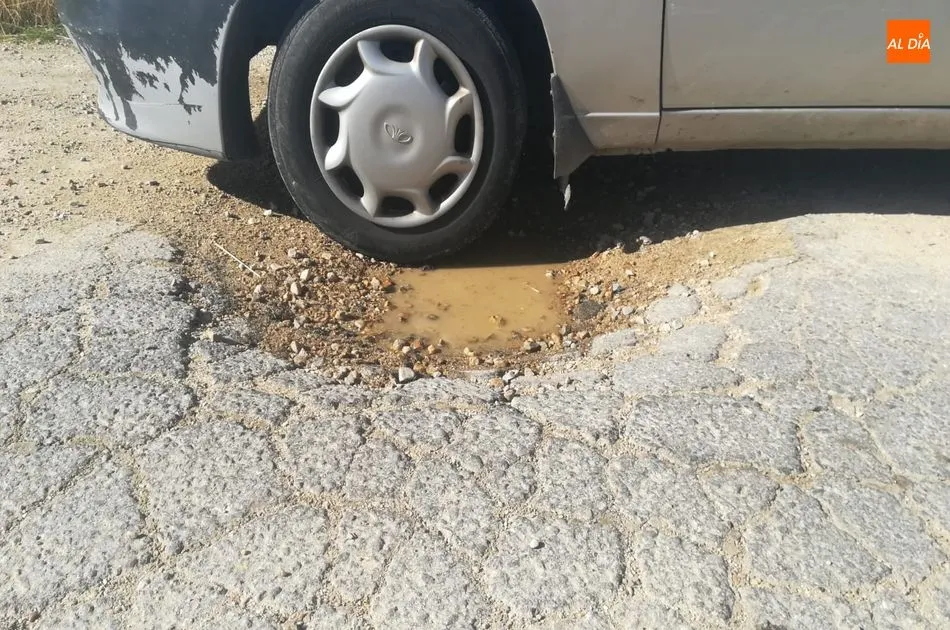 Los vecinos se quejan de la presencia de baches, que se han acentuado en el último año