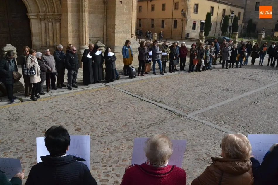 Foto 11 - Un centenar de personas se une en silencio para reivindicar un mundo sin pobreza  