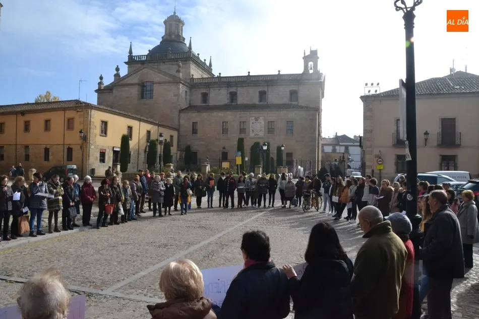 Foto 9 - Un centenar de personas se une en silencio para reivindicar un mundo sin pobreza  