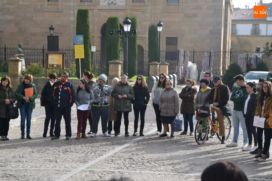 Foto 8 - Un centenar de personas se une en silencio para reivindicar un mundo sin pobreza  