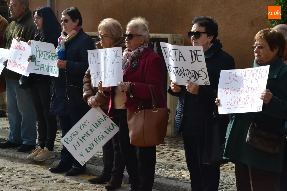 Foto 6 - Un centenar de personas se une en silencio para reivindicar un mundo sin pobreza  
