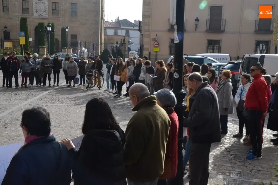 Foto 7 - Un centenar de personas se une en silencio para reivindicar un mundo sin pobreza  