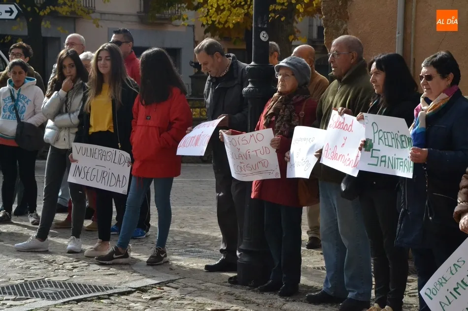 Foto 5 - Un centenar de personas se une en silencio para reivindicar un mundo sin pobreza  