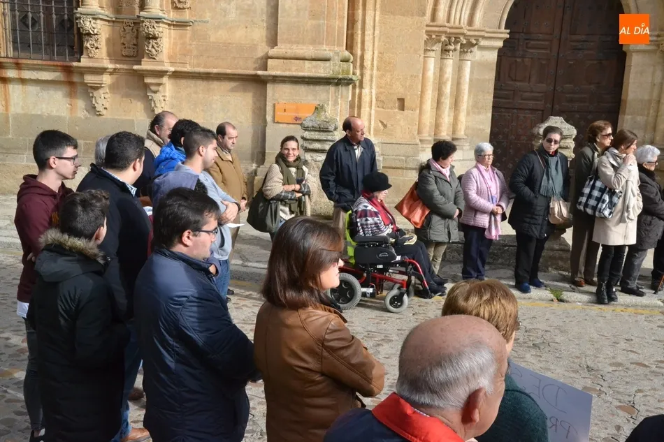 Foto 10 - Un centenar de personas se une en silencio para reivindicar un mundo sin pobreza  