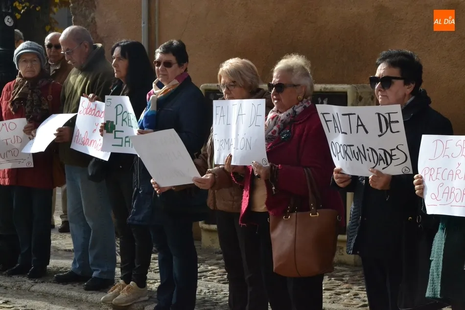 Foto 2 - Un centenar de personas se une en silencio para reivindicar un mundo sin pobreza  
