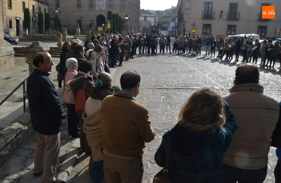 Un centenar de personas se une en silencio para reivindicar un mundo sin pobreza  
