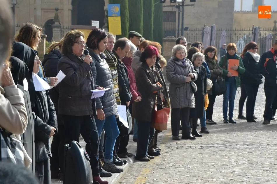 Foto 4 - Un centenar de personas se une en silencio para reivindicar un mundo sin pobreza  