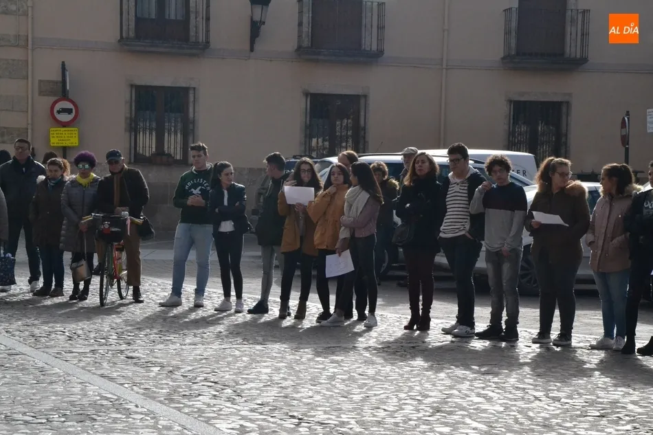 Foto 3 - Un centenar de personas se une en silencio para reivindicar un mundo sin pobreza  