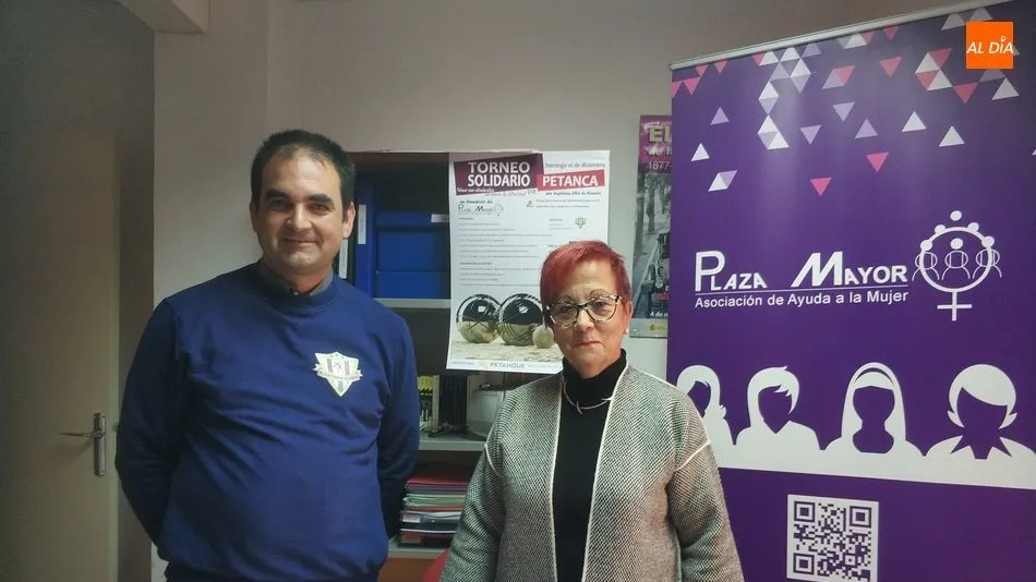 Ascensión Iglesias Redondo, presidenta de la asociación Plaza Mayor, y Enrique Gallego, miembro del Club Deportivo, en la presentación del torneo / Foto: Lydia González