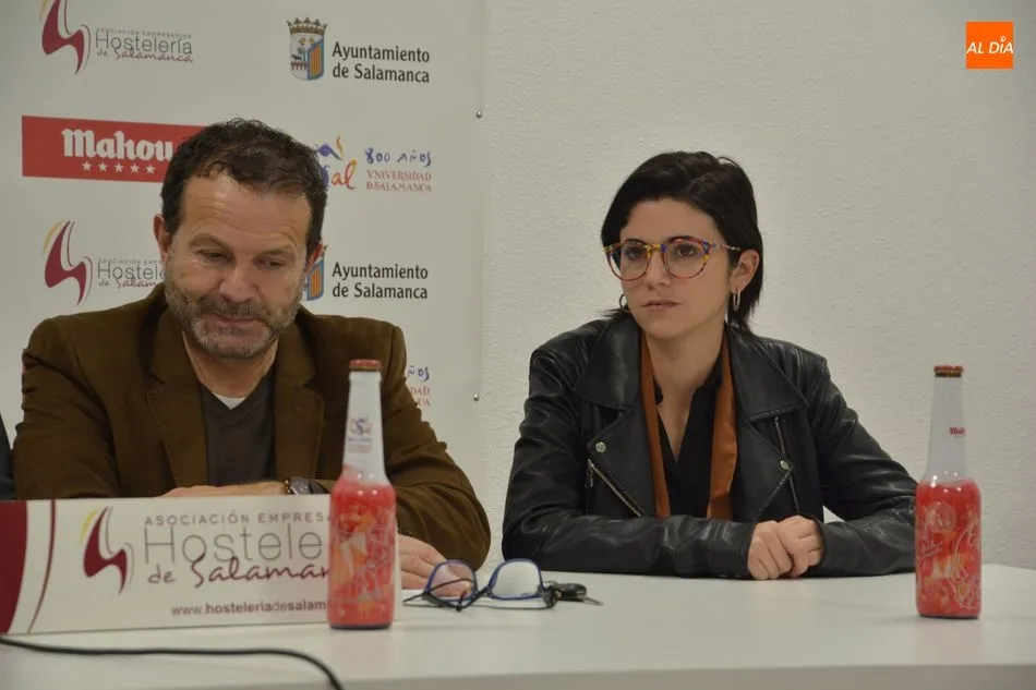 Foto 3 - El VIII Centenario de la Universidad se convierte en la nueva etiqueta de Mahou  