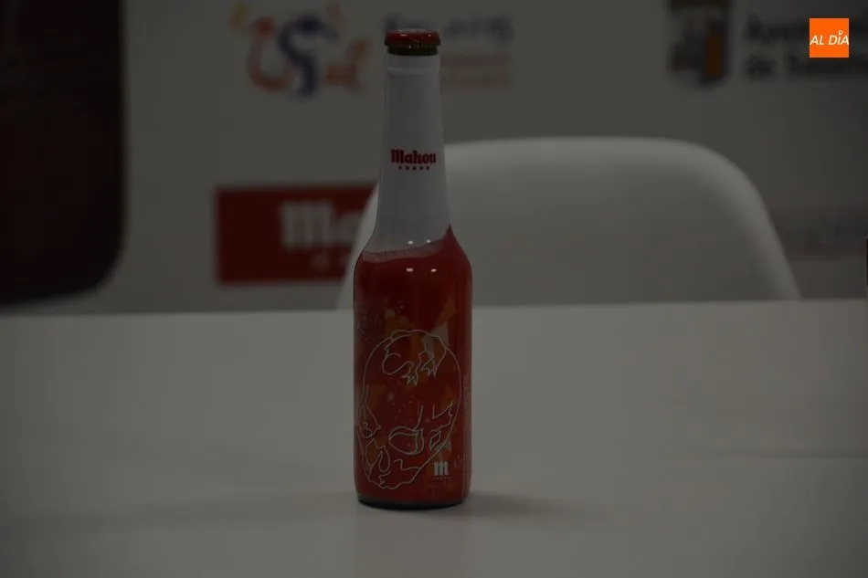 Foto 2 - El VIII Centenario de la Universidad se convierte en la nueva etiqueta de Mahou  