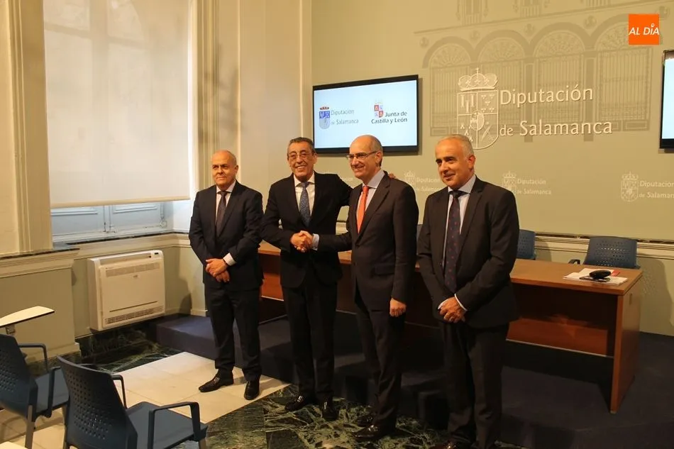 El presidente de la Diputación, Javier Iglesias, y el delegado territorial de la Junta de Castilla y León, Bienvenido Mena, en el centro, junto al director provincial de Educación, Ángel Morín, y el diputado Jesús María Ortiz