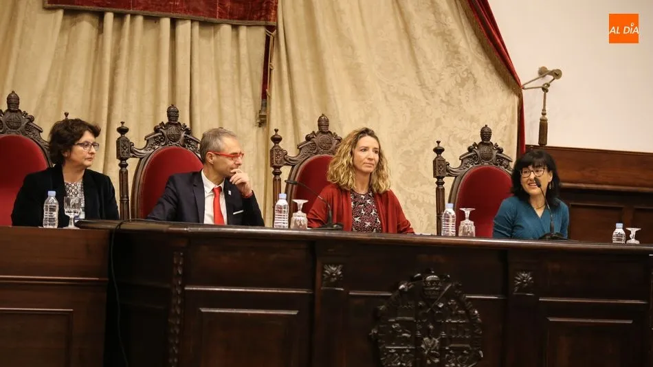 El rector y la consejera de Familia, en el centro, inauguran el curso de la Universidad de la Experiencia. Foto: Alberto Martín