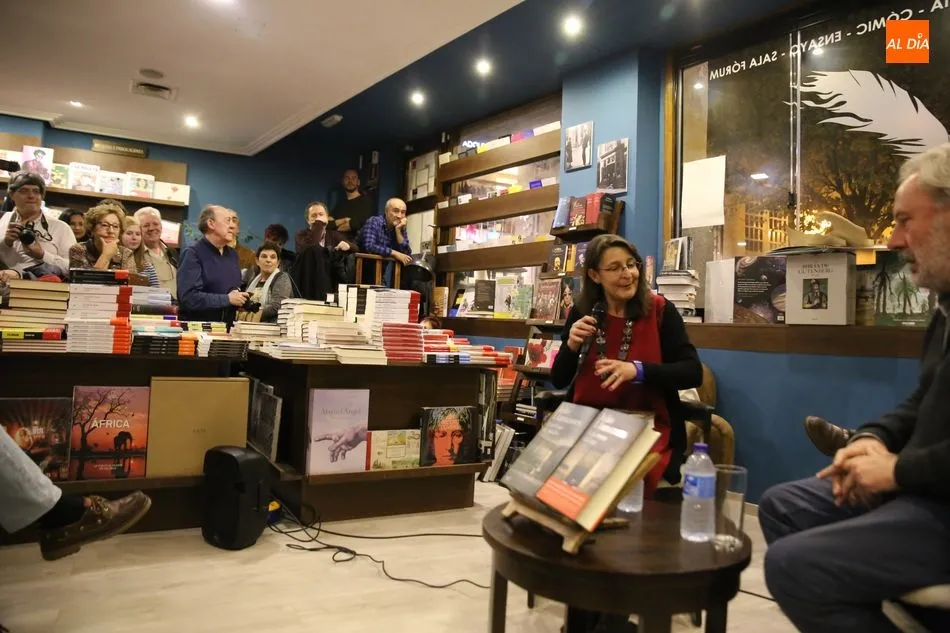 Foto 5 - Julio Llamazares celebra el d&iacute;a de las librer&iacute;as en Letras Corsarias  