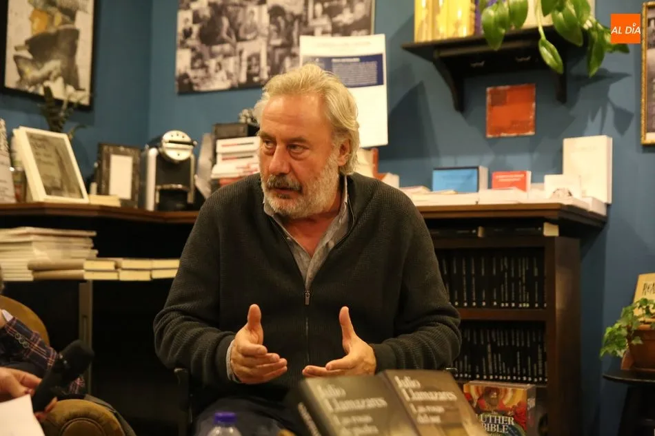 Foto 4 - Julio Llamazares celebra el d&iacute;a de las librer&iacute;as en Letras Corsarias  