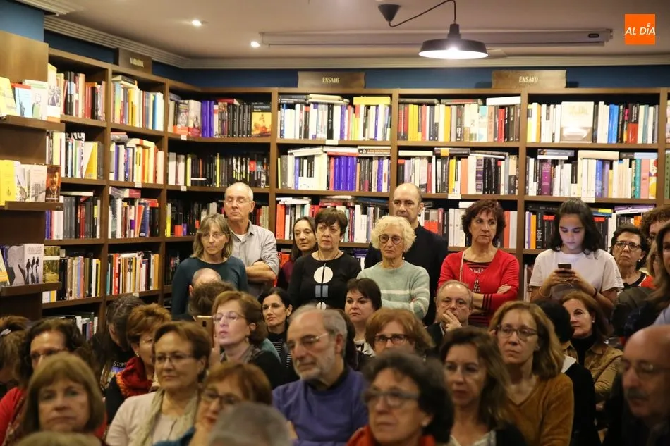 Foto 2 - Julio Llamazares celebra el d&iacute;a de las librer&iacute;as en Letras Corsarias  