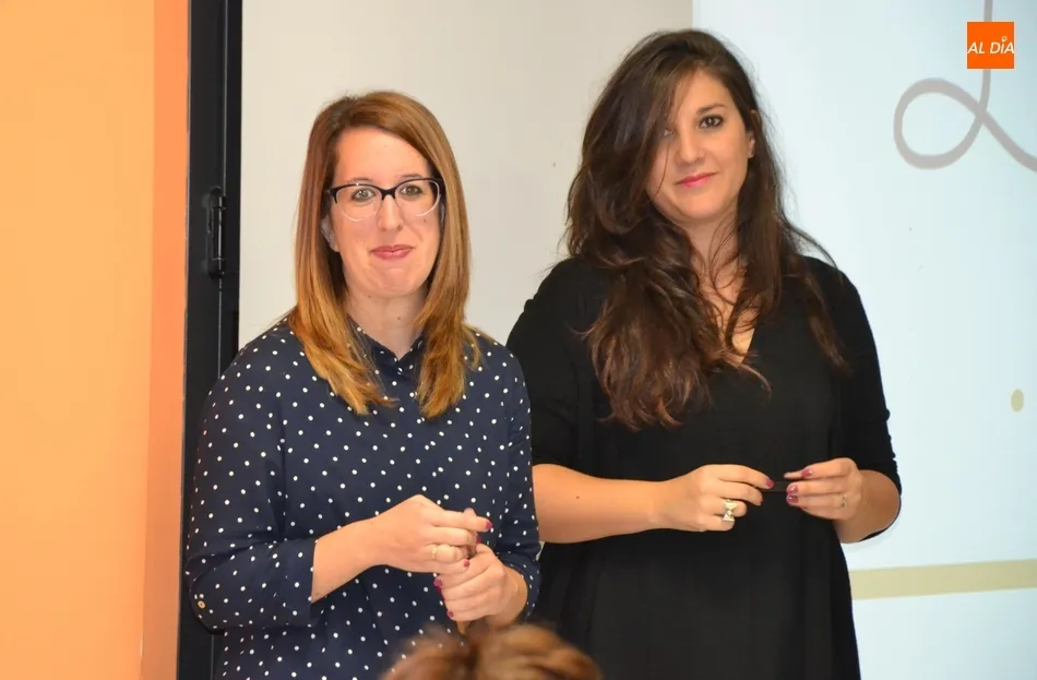 Una treintena de padres y madres aprenden qué quieren decir sus bebés con sus gestos  