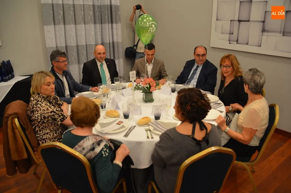 Foto 3 - La Asociaci&oacute;n de Familiares de Alzheimer de Salamanca celebra su cena ben&eacute;fica marcada por el 30...