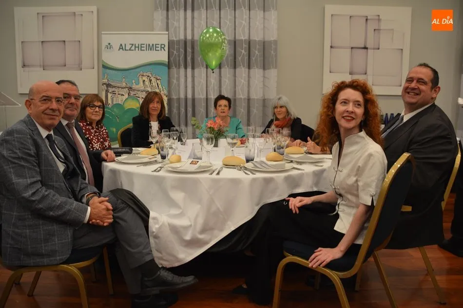 Foto 2 - La Asociaci&oacute;n de Familiares de Alzheimer de Salamanca celebra su cena ben&eacute;fica marcada por el 30...