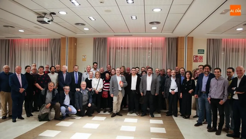 Los colaboradores, junto al director, Miguel Corral, con López Pinto, y algunos socios. Fotos: Alberto Martín