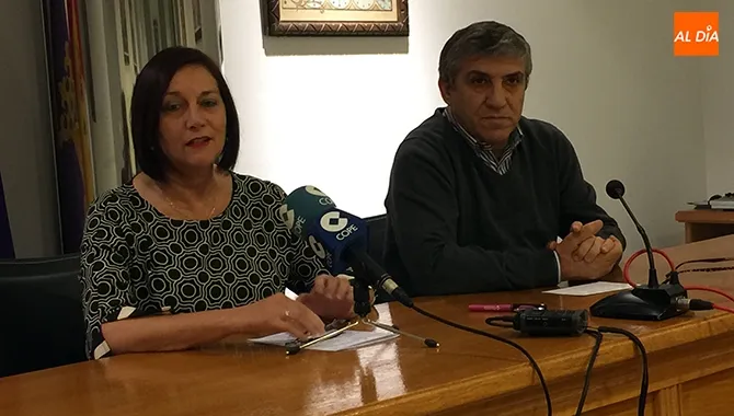La alcaldesa de Peñaranda, Carmen Ávila, y el concejal de Economía, Isidro Rodríguez, presentaban la subvención por la que se contratan 35 personas