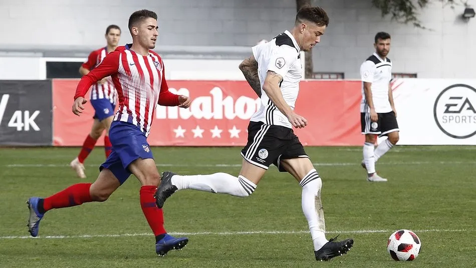 Toño Vázquez avanza con el balón en el partido del Cerro del Espino. Foto: Atlético de Madrid